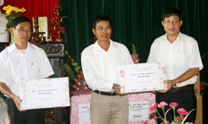 Đồng chí Bùi Văn Cửu, UVTV Tỉnh ủy, Phó Chủ tịch UBND Tỉnh tặng quà cho 2 xã thuộc chiến khu Thạch Yên – Cao Phong.